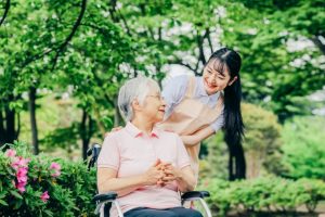 写真：車イスの介助方法