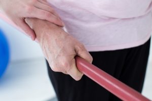 写真：パーキンソン病の歩行改善リハビリ ― 早期から始めることが大切